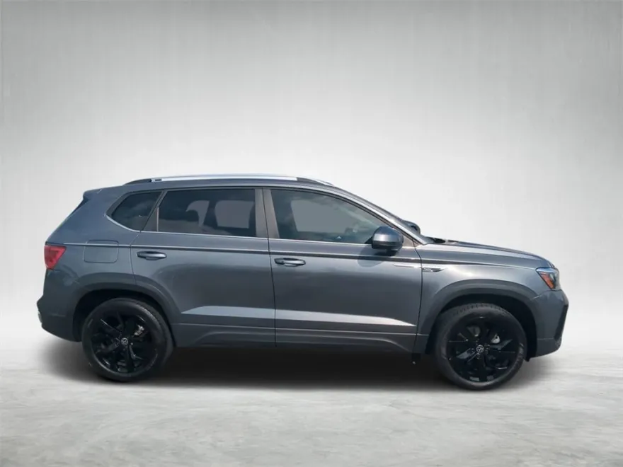 2023 Volkswagen Taos SE photo 1