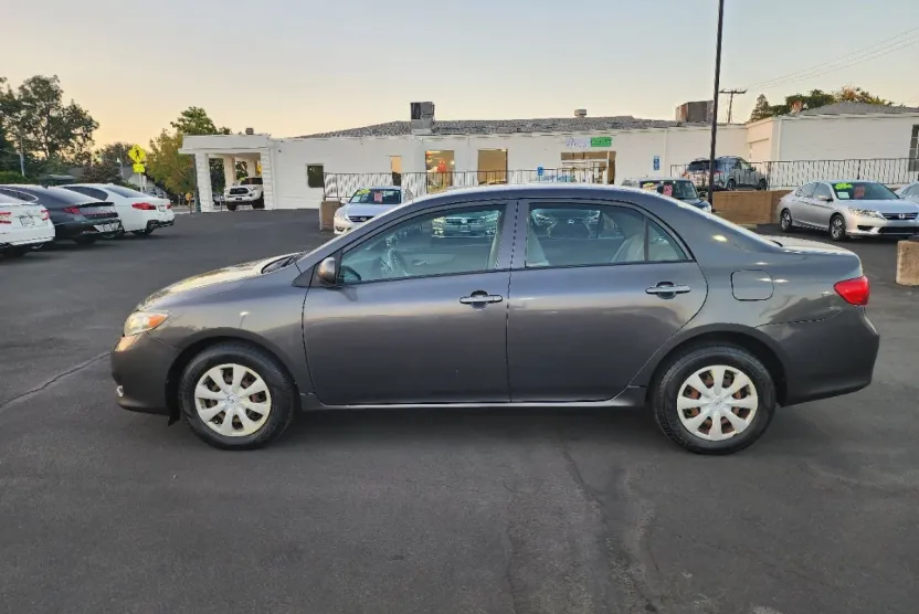 2010 Toyota Corolla LE photo 1