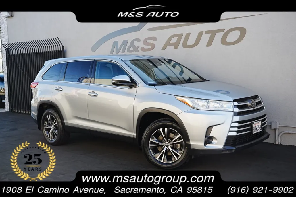 2019 Toyota Highlander LE photo 1