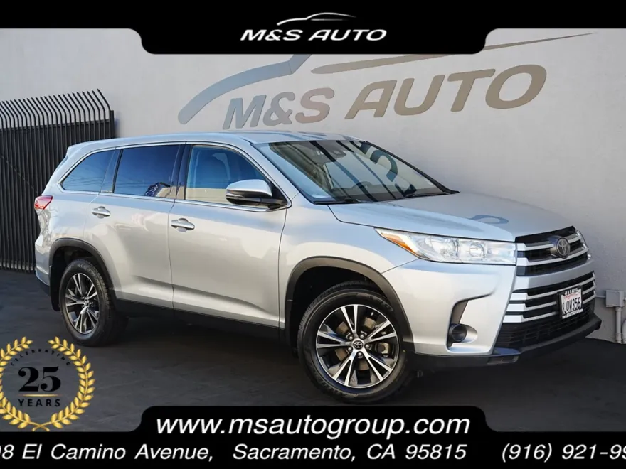 2019 Toyota Highlander LE photo 1