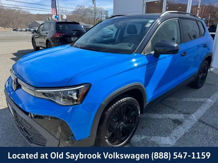 2025 Volkswagen Taos SE photo 1