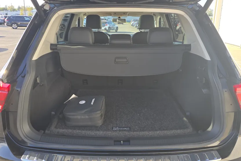 2018 Volkswagen Tiguan SEL photo 1
