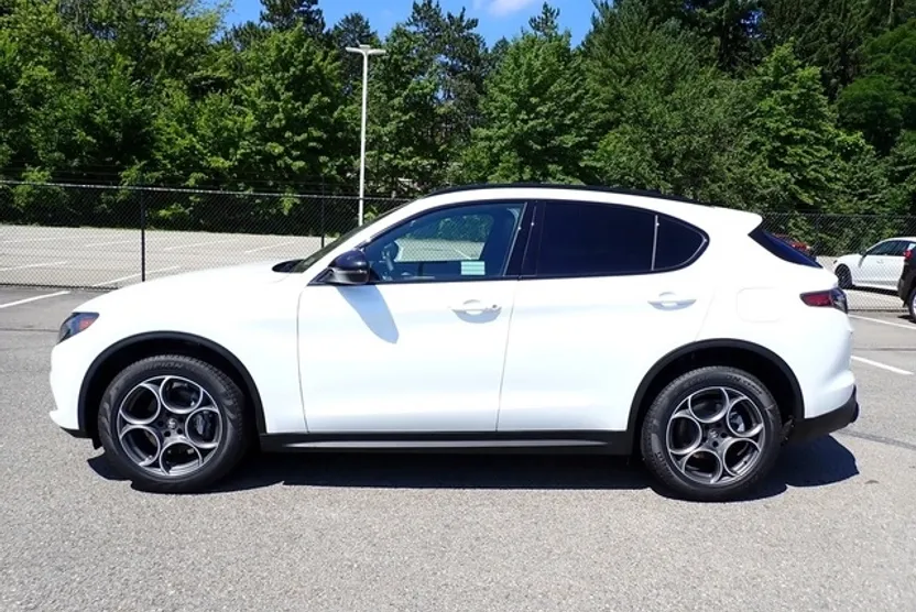 2025 Alfa Romeo Stelvio Sprint Base photo 1