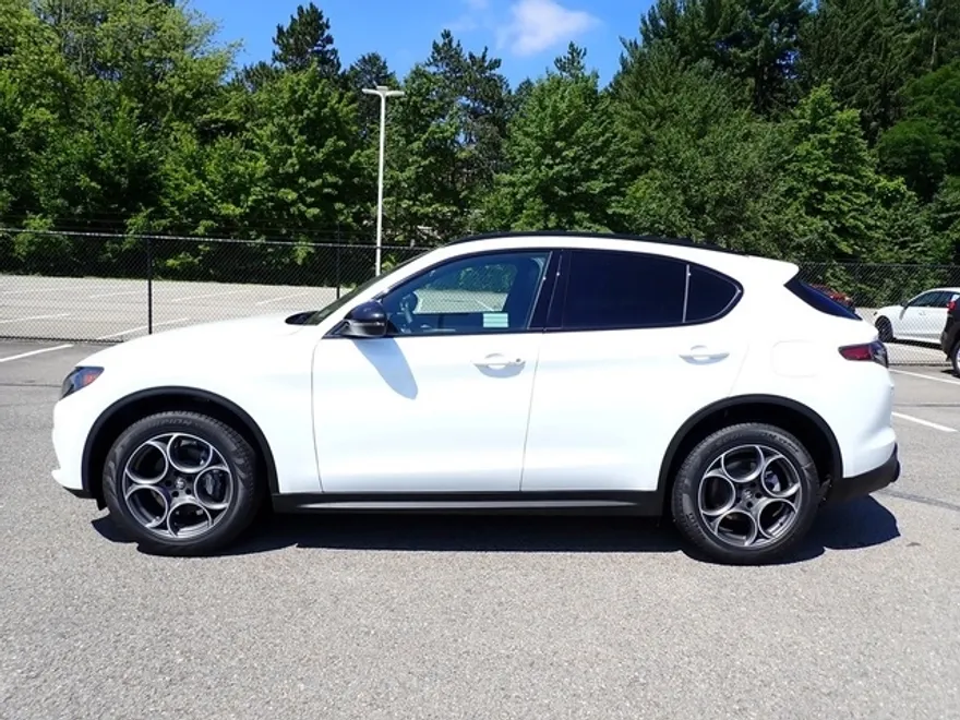 2025 Alfa Romeo Stelvio Sprint Base photo 1