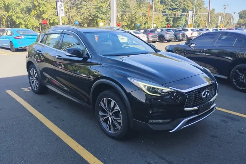 2017 Infiniti QX30 Premium photo 1