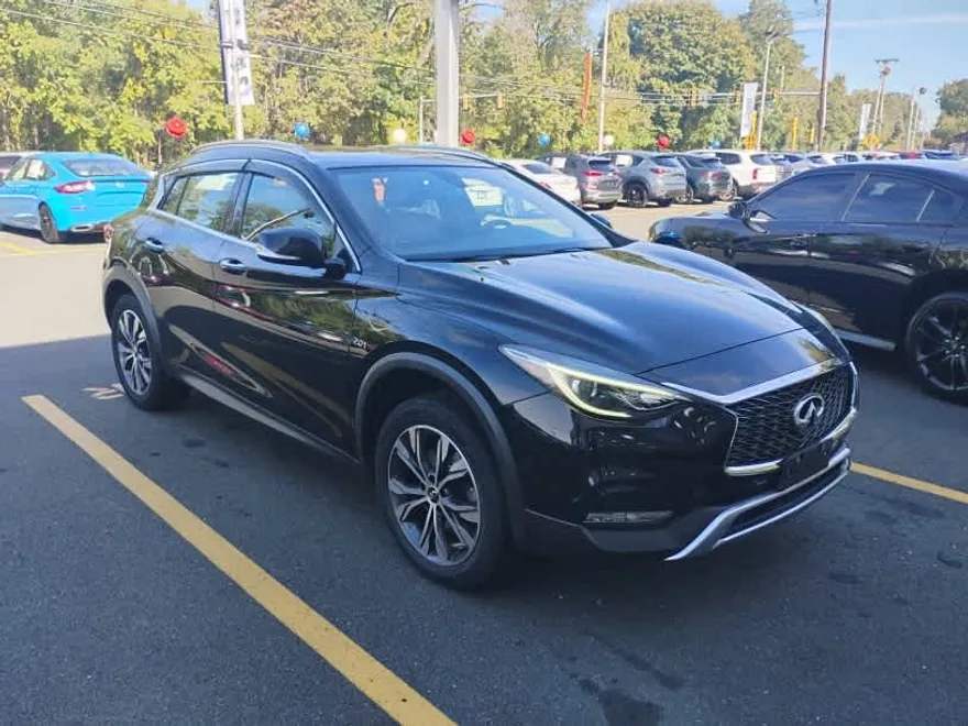 2017 Infiniti QX30 Premium photo 1