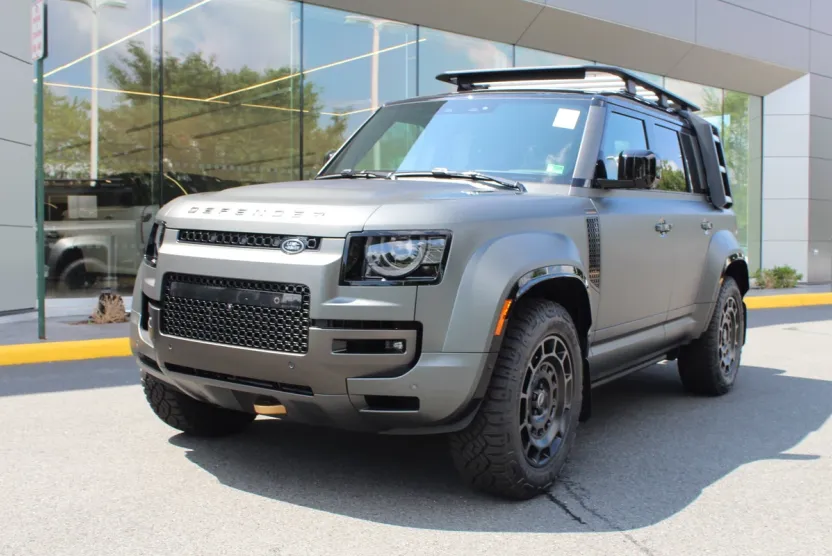 2025 Land Rover Defender 110 photo 1