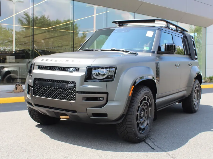 2025 Land Rover Defender 110 photo 1