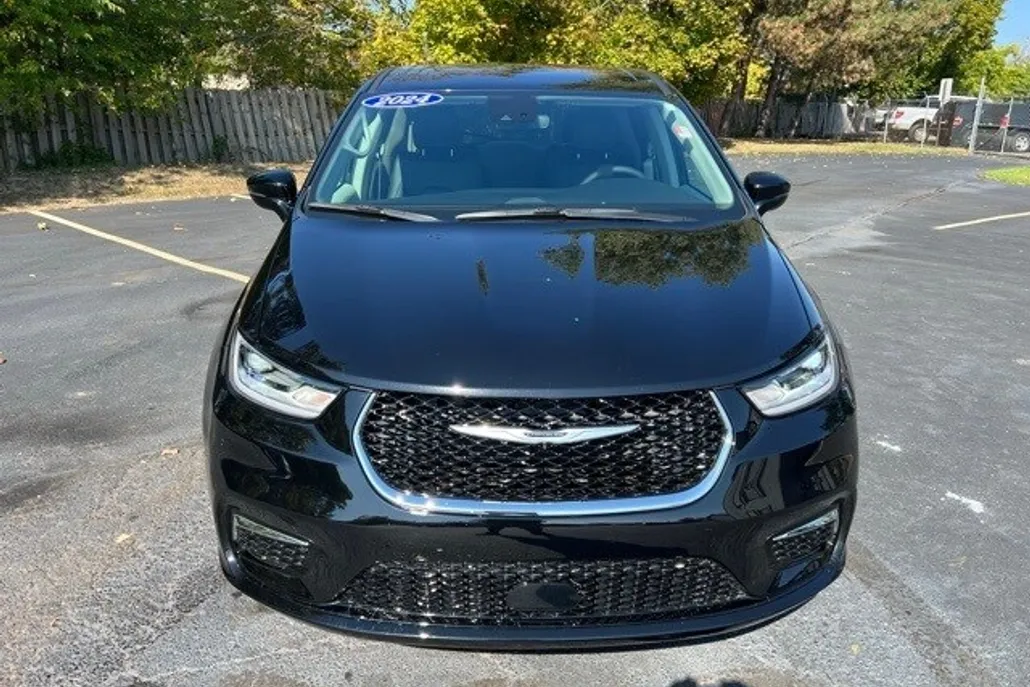2024 Chrysler Pacifica Touring L photo 1