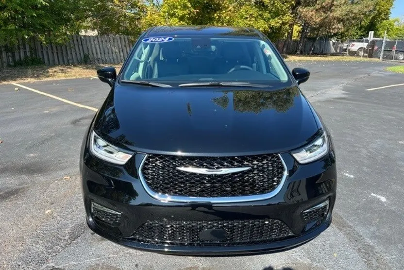 2024 Chrysler Pacifica Touring L photo 1