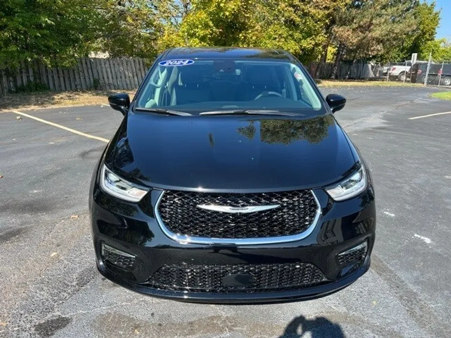 2024 Chrysler Pacifica Touring L photo 1