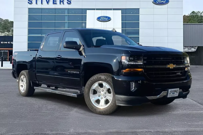 2017 Chevrolet Silverado 1500 LT photo 1