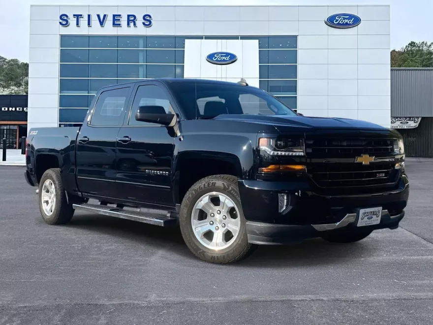 2017 Chevrolet Silverado 1500 LT photo 1