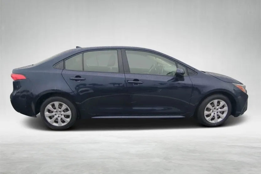 2021 Toyota Corolla LE photo 1