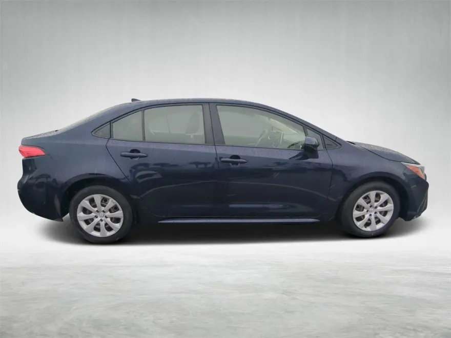 2021 Toyota Corolla LE photo 1