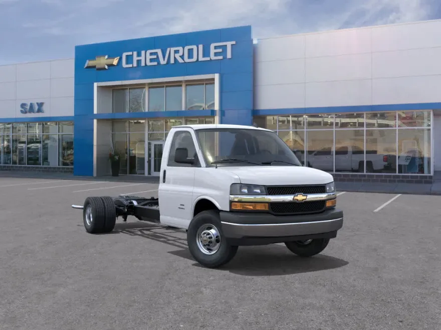 2025 Chevrolet Express Cutaway Van photo 1