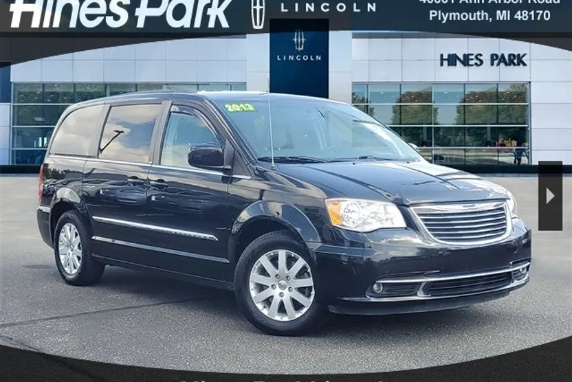 2013 Chrysler Town & Country Touring photo 1