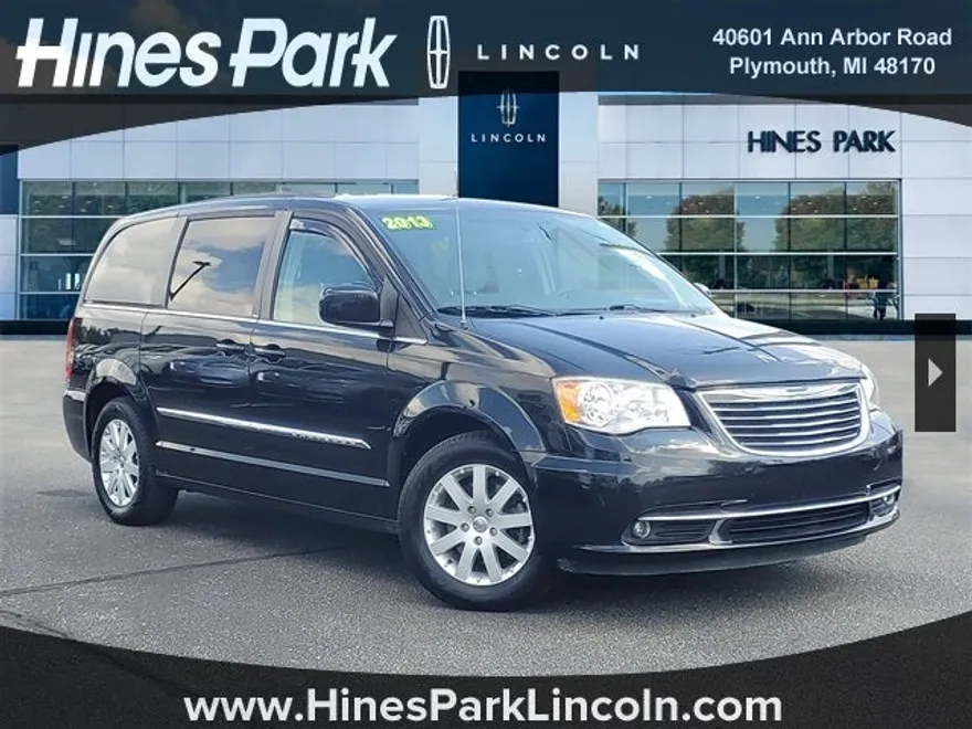 2013 Chrysler Town & Country Touring photo 1