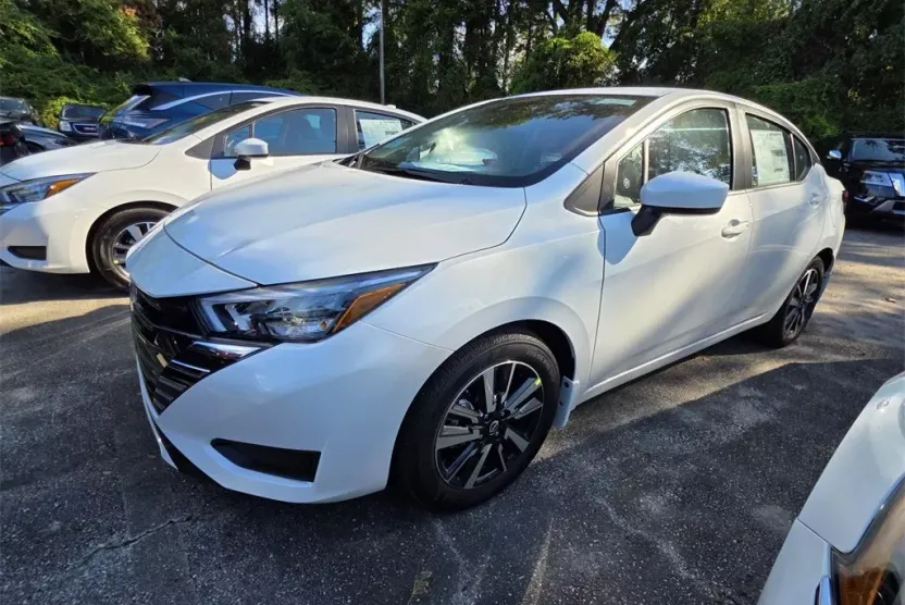 2025 Nissan Versa 1.6 SV photo 1