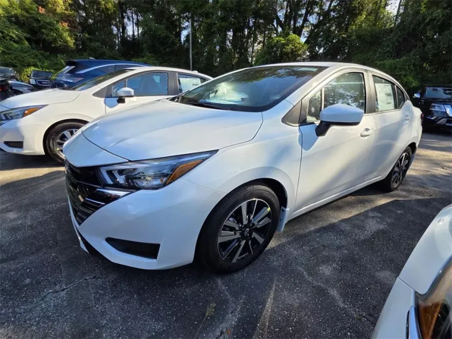 2025 Nissan Versa 1.6 SV photo 1