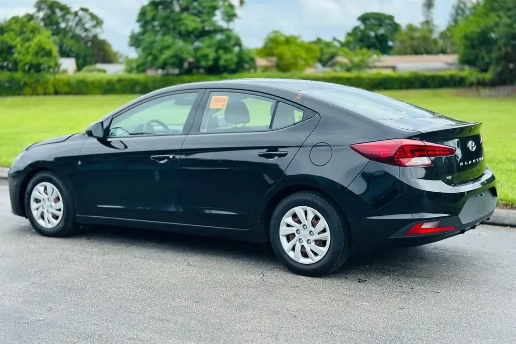 2019 Hyundai Elantra SE photo 1