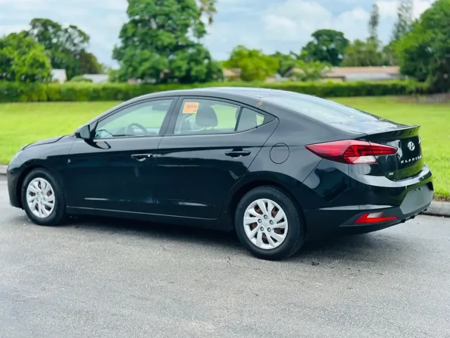 2019 Hyundai Elantra SE photo 1