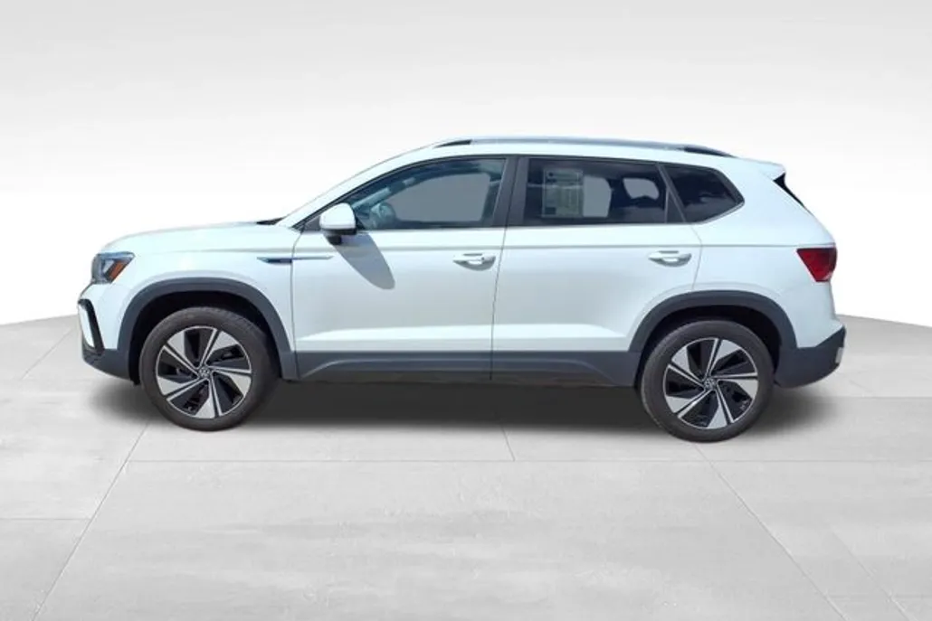 2024 Volkswagen Taos SE photo 1
