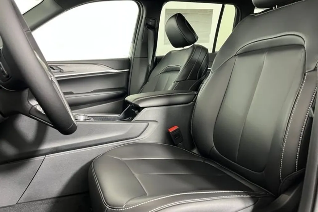 2025 Jeep Grand Cherokee Limited photo 1