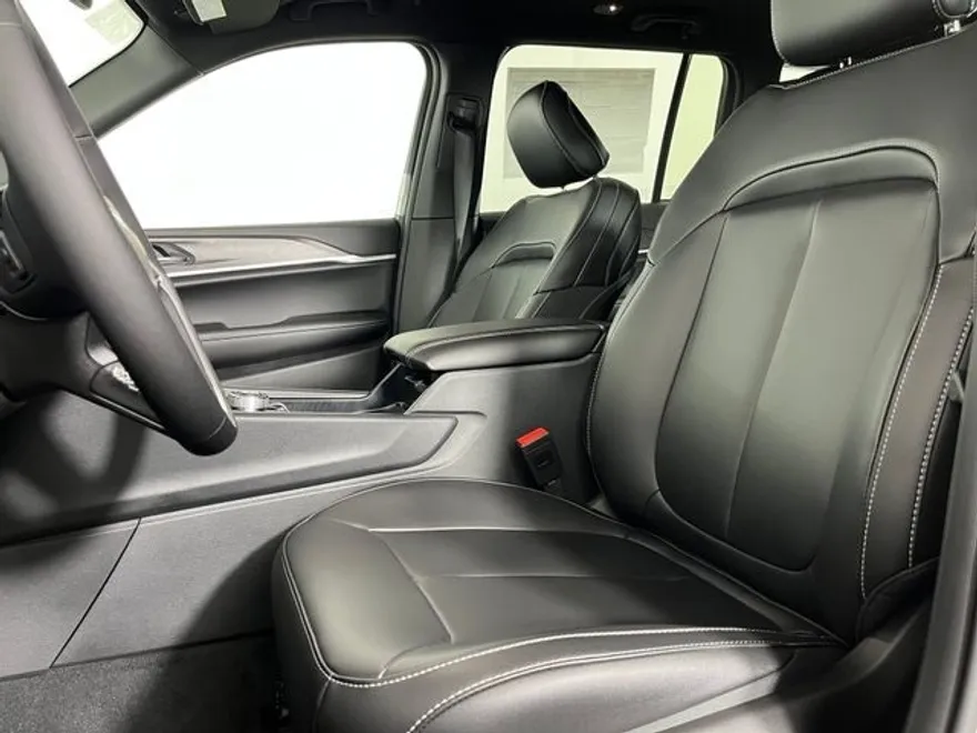 2025 Jeep Grand Cherokee Limited photo 1
