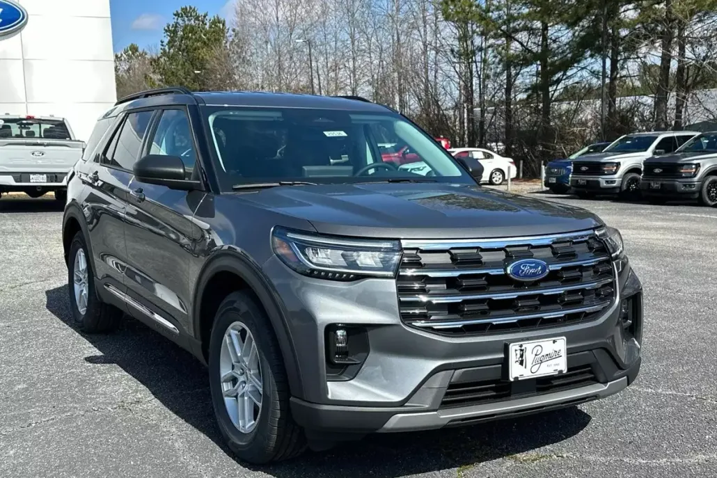 2025 Ford Explorer photo 1