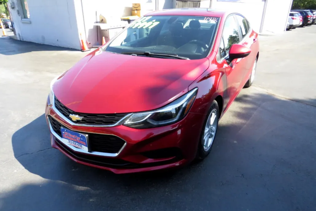 2017 Chevrolet Cruze LT photo 1