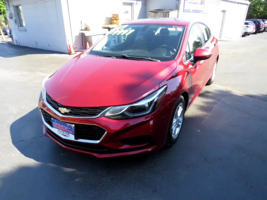 2017 Chevrolet Cruze LT photo 1