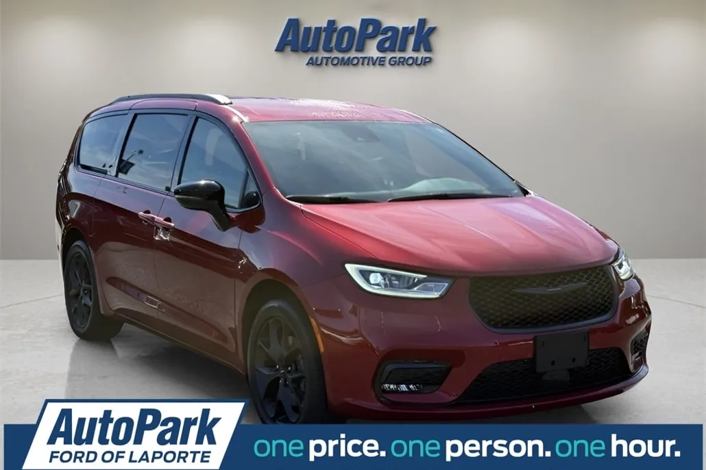 2024 Chrysler Pacifica Touring L photo 1