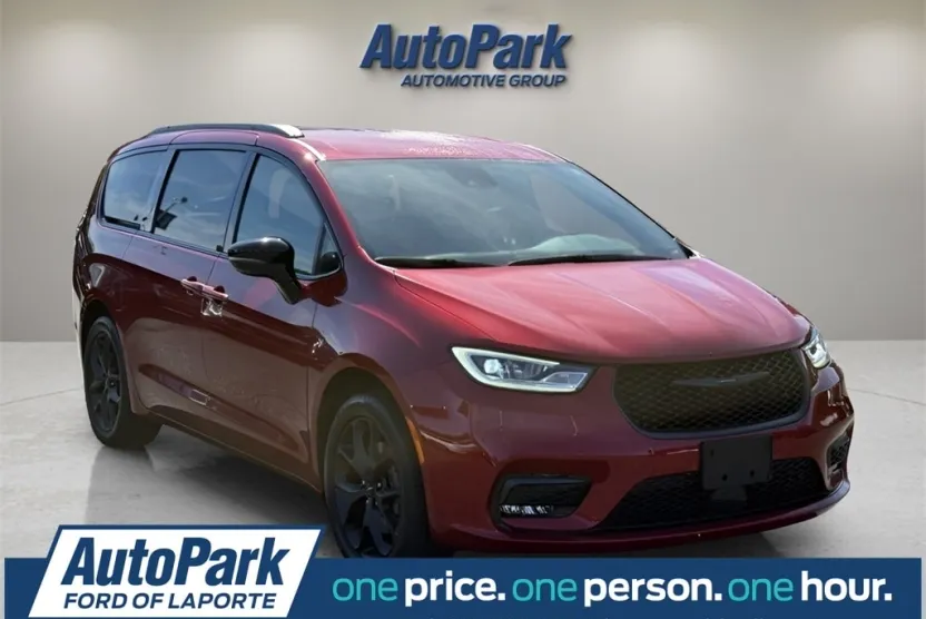 2024 Chrysler Pacifica Touring L photo 1
