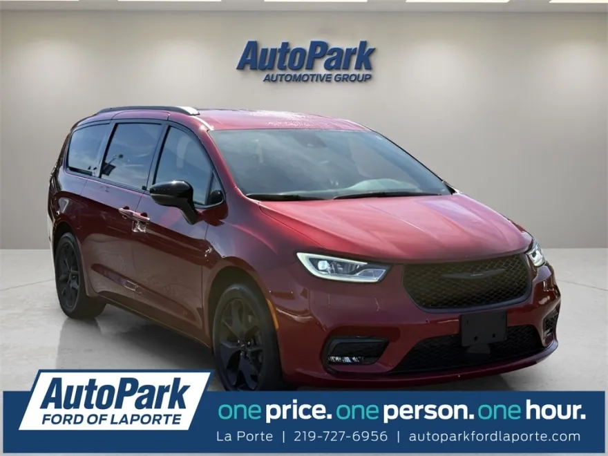 2024 Chrysler Pacifica Touring L photo 1