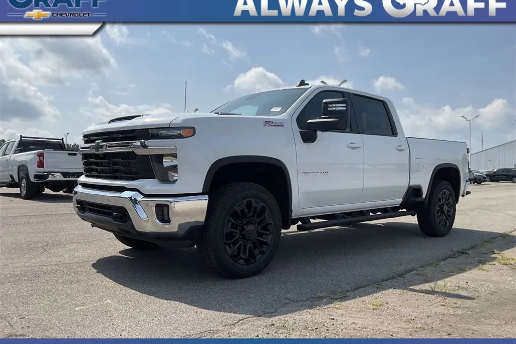 2025 Chevrolet Silverado LT photo 1