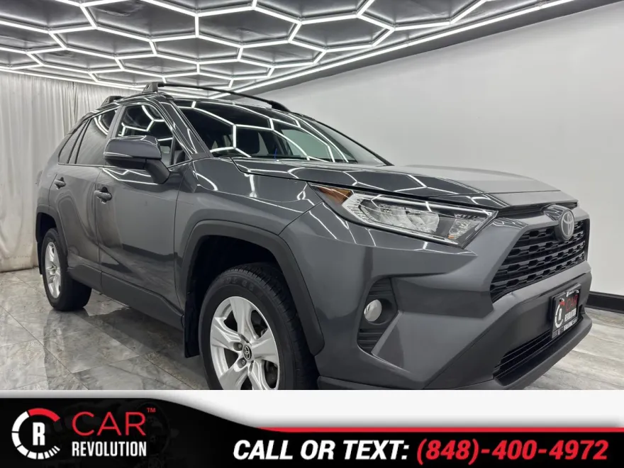 2021 Toyota RAV4 XLE photo 1