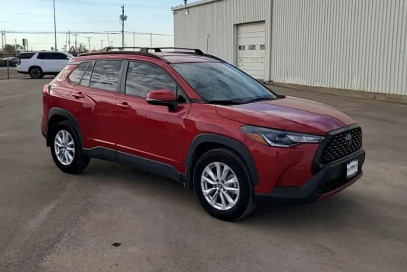 2022 Toyota Corolla Cross LE photo 1