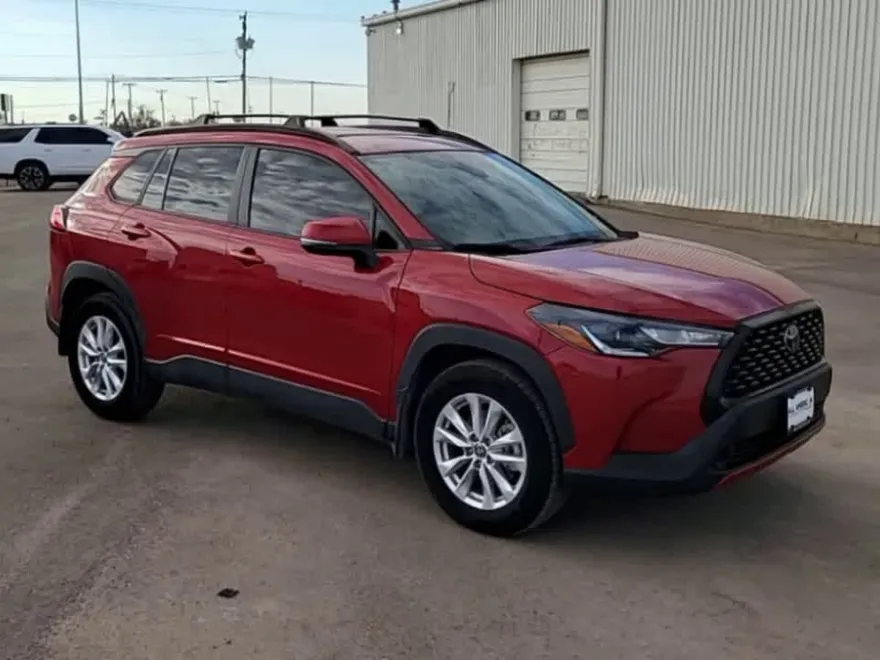 2022 Toyota Corolla Cross LE photo 1