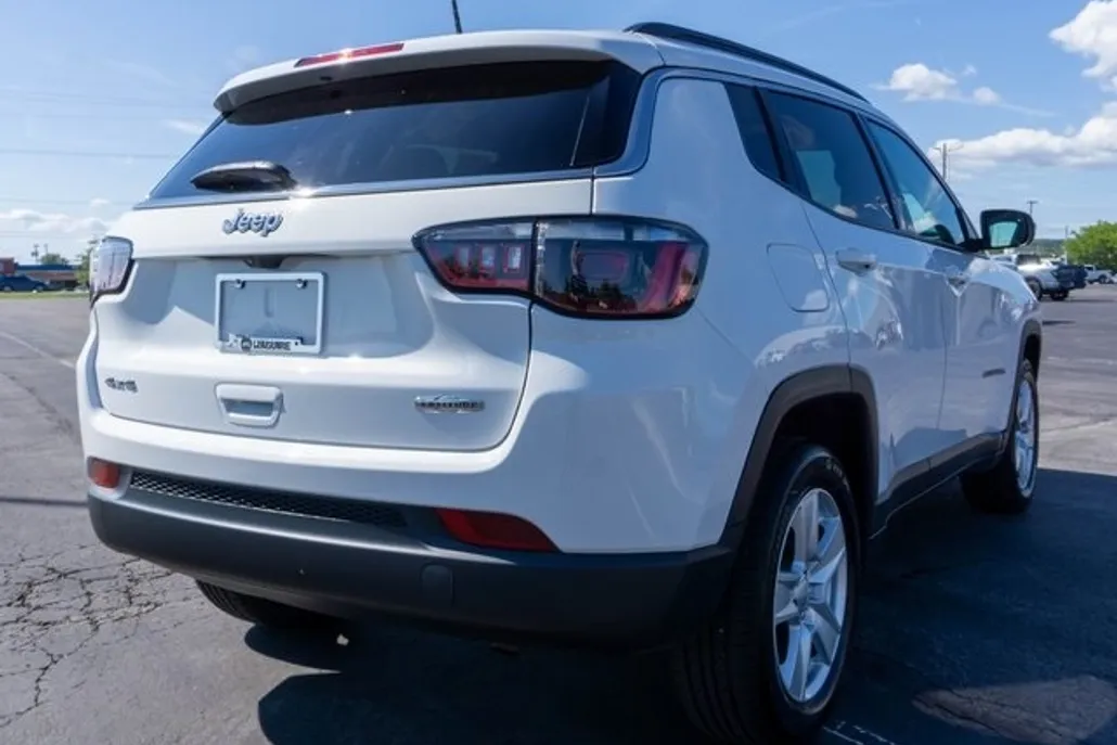 2022 Jeep Compass Latitude photo 1