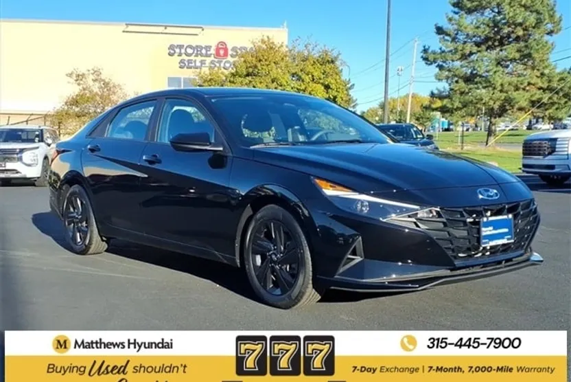 2023 Hyundai Elantra SEL photo 1