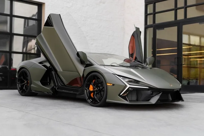 2025 Lamborghini Revuelto photo 1