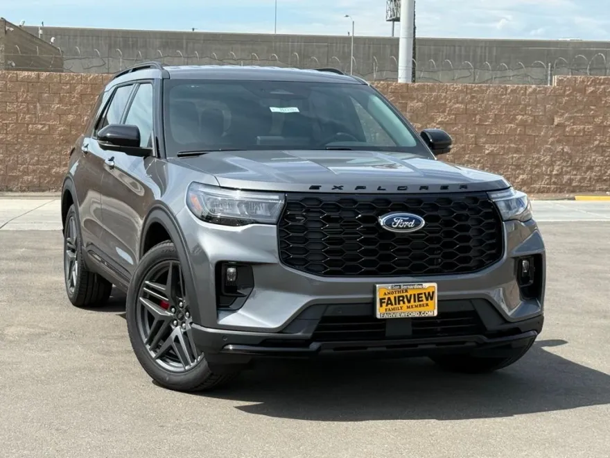 2025 Ford Explorer ST-Line photo 1
