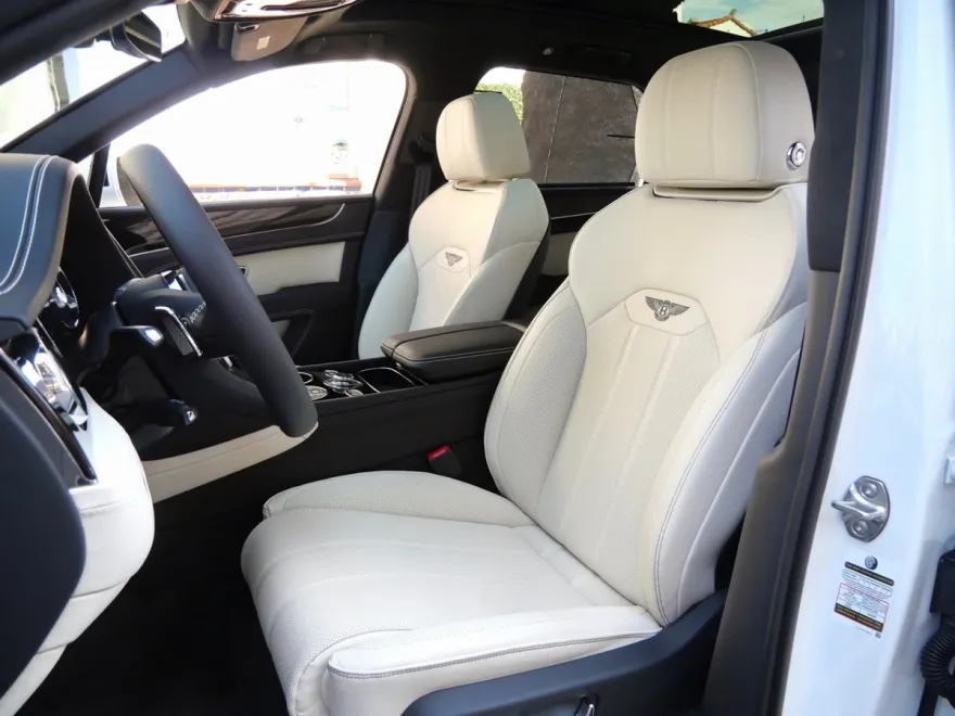 2025 Bentley Bentayga V8 photo 1