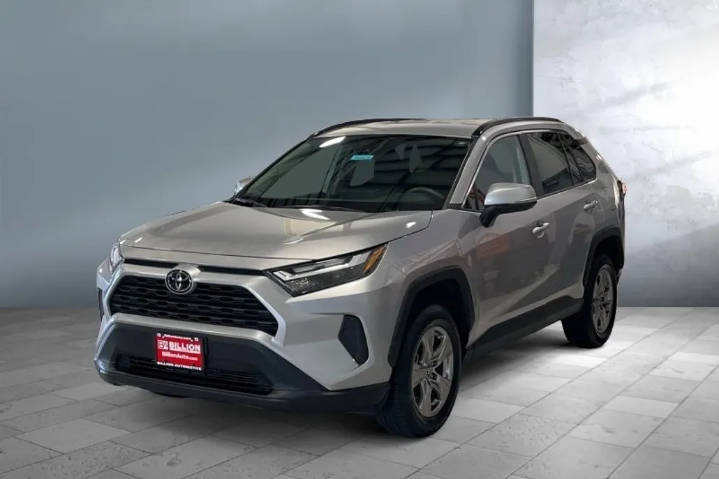 2024 Toyota RAV4 XLE photo 1