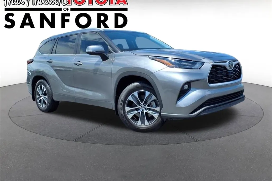 2025 Toyota Highlander XLE photo 1