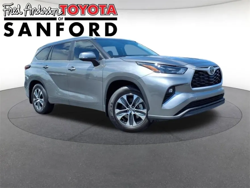 2025 Toyota Highlander XLE photo 1