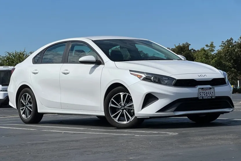 2022 Kia Forte LXS photo 1