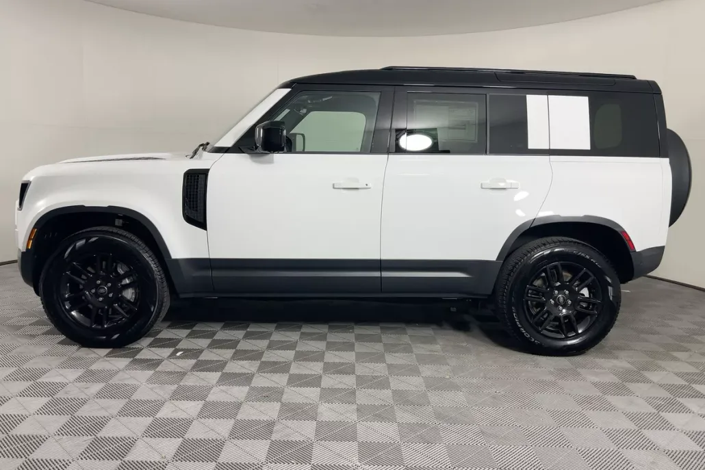 2025 Land Rover Defender 110 S photo 1