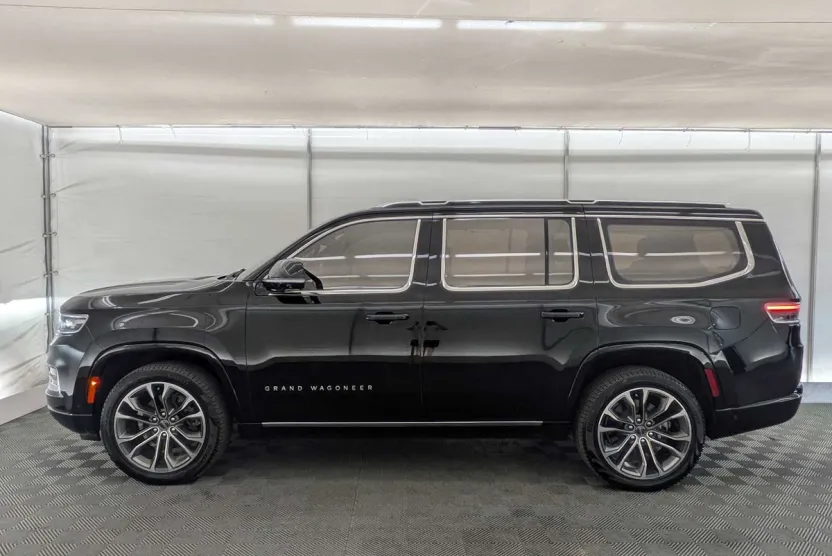 2023 Jeep Grand Wagoneer III photo 1